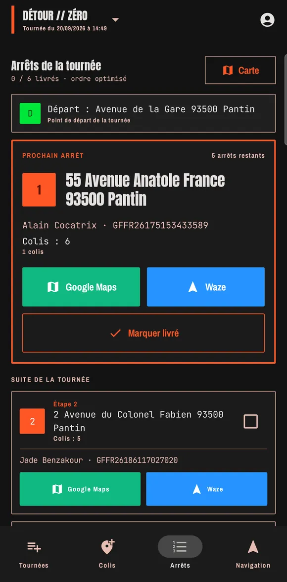 Écran Arrêts : la carte « prochain arrêt » donne l'adresse en grand, le numéro de colis et les boutons Google Maps et Waze.